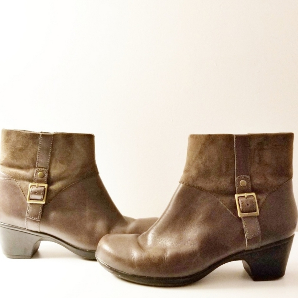 Women's Clark's leather and suede ankle bo…